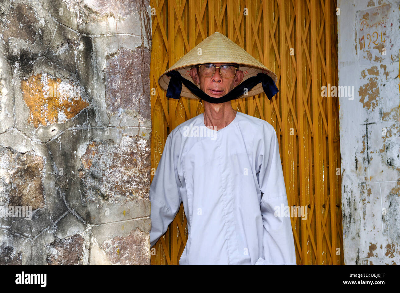 Buddhistischer Mönch große Brillen-und typischen vietnamesischen Hut gemacht von Schilf, Phu Quoc, Vietnam, Asien Stockfoto