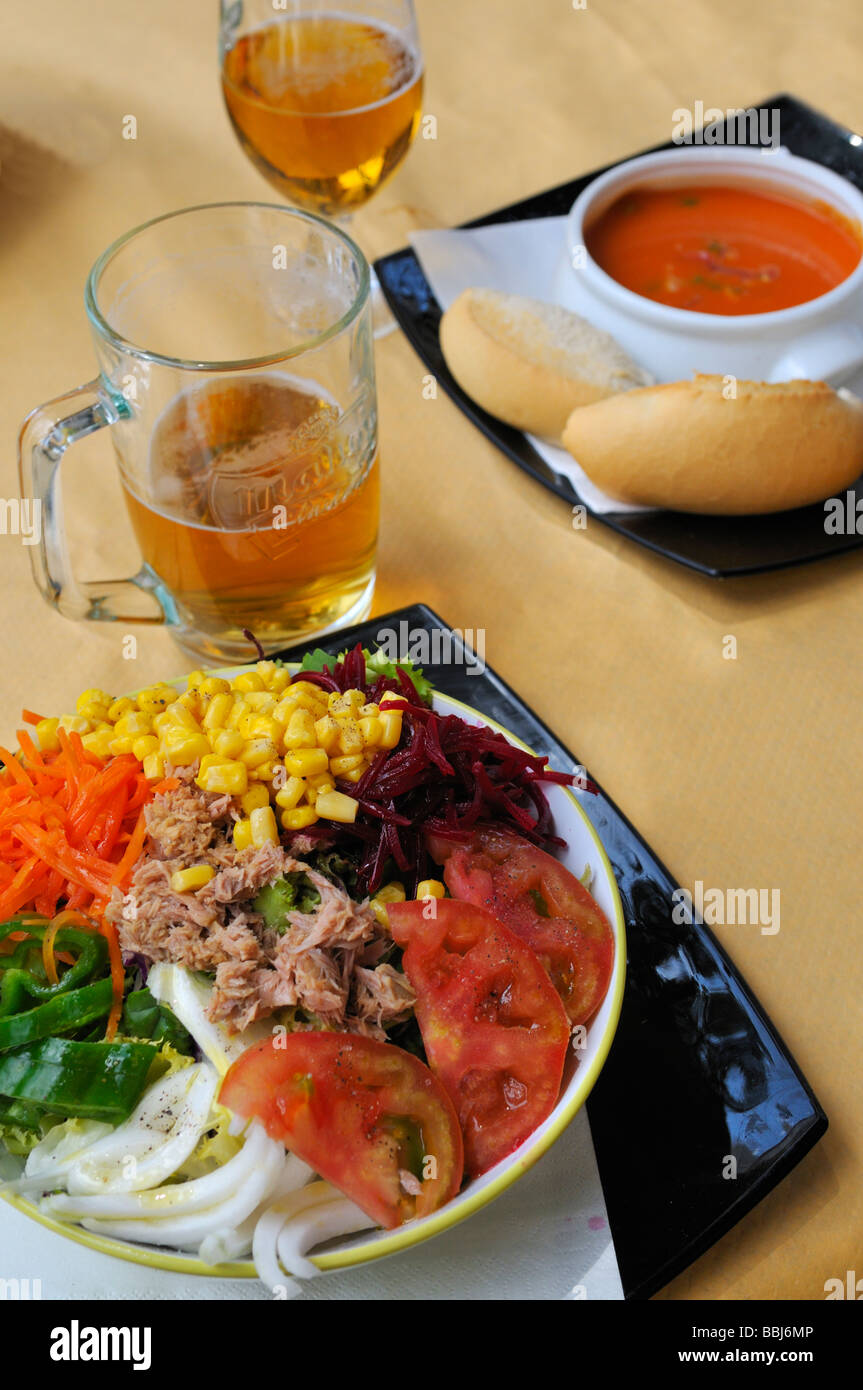 Essen im Restaurant für zwei Suppe und Salat und zwei Bier Stockfoto