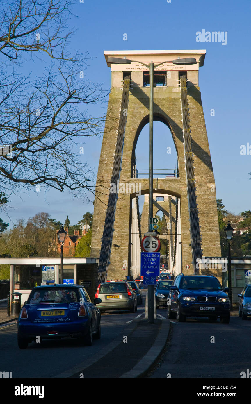 dh Suspension Bridges Mautstelle CLIFTON BRIDGE BRISTOL ENGLAND Car Pendlerverkehr auf Brunels Bridges Maut Cars Road uk Stockfoto