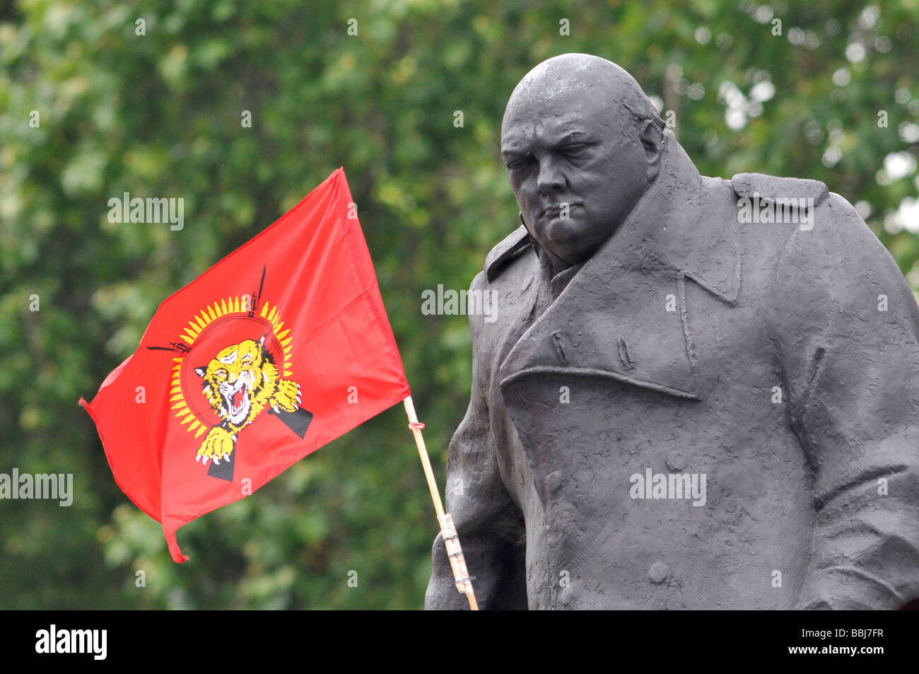 Tamil protestieren in Parliament Square, London.  Tamil-Tiger Fahnenschwingen vor einer Statue von Winston Churchill. Juni 2009 Stockfoto