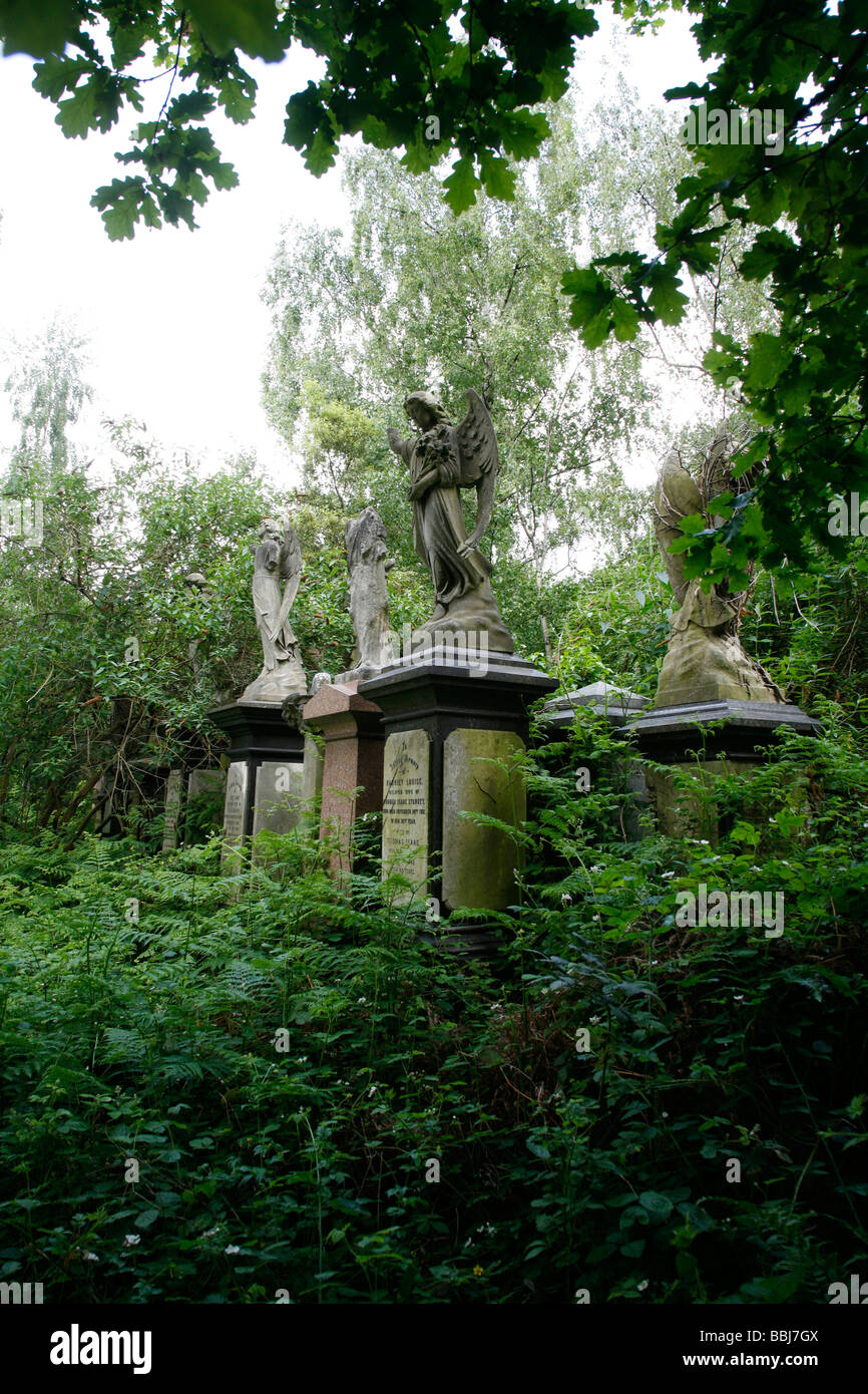Geflügelte Engel Skulpturen in Abney Park Cemetery, Stoke Newington, London, Großbritannien Stockfoto