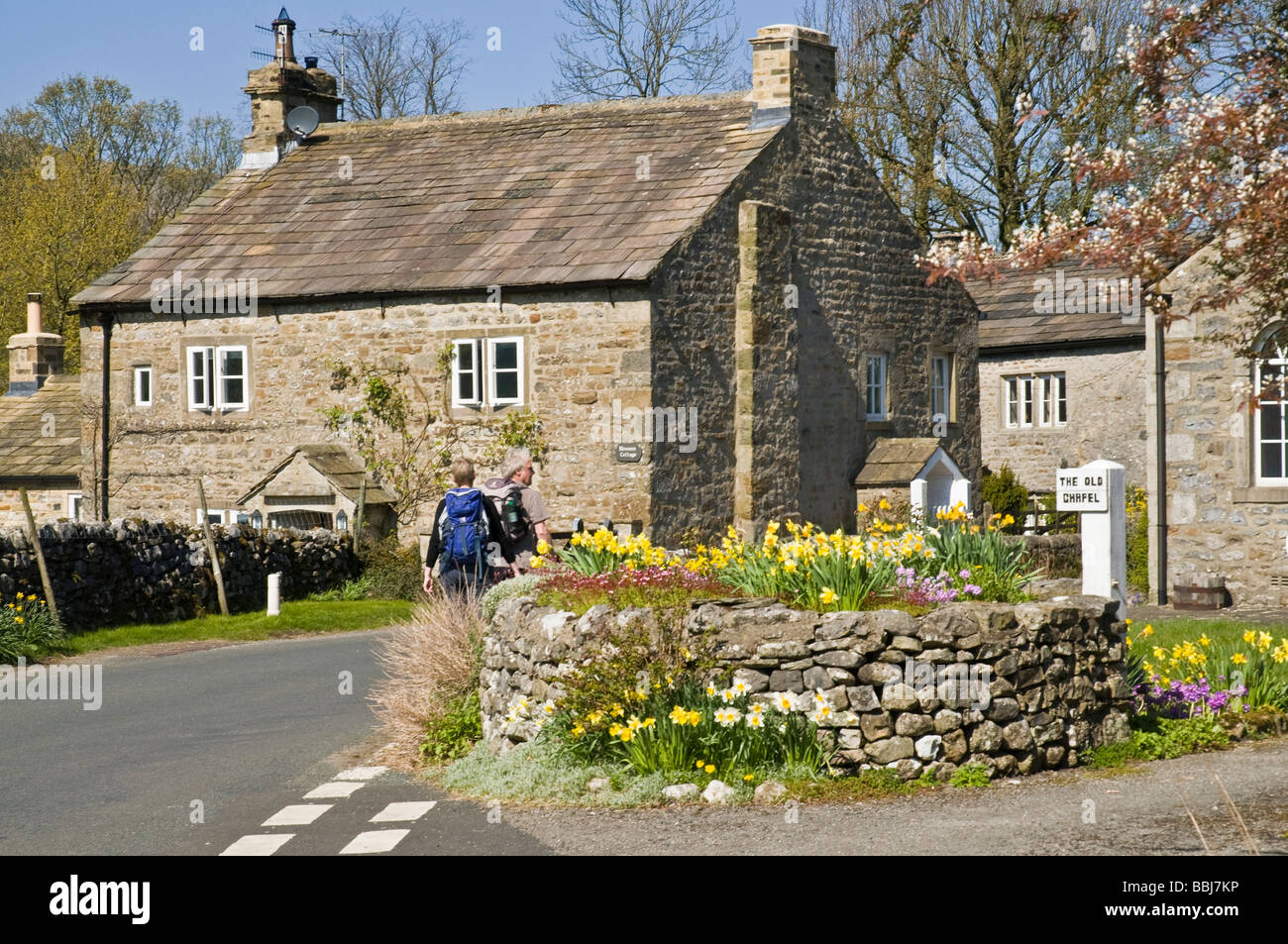 Dh WHARFEDALE NORTH YORKSHIRE Wanderer wandern in Yorkshire Dales National Park Village ramblers Menschen Stockfoto