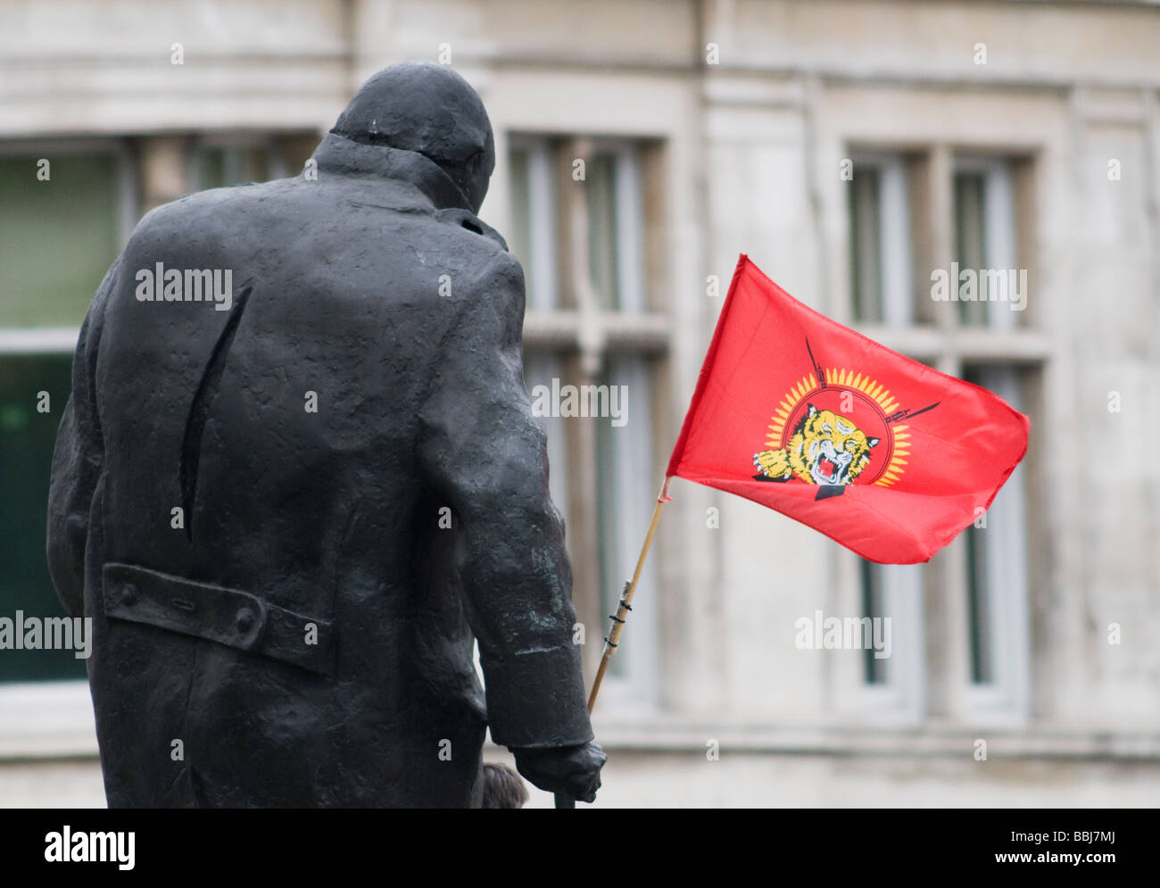 Tamil protestieren in Parliament Square, London.  Tamil-Tiger Fahnenschwingen vor einer Statue von Winston Churchill. Juni 2009 Stockfoto