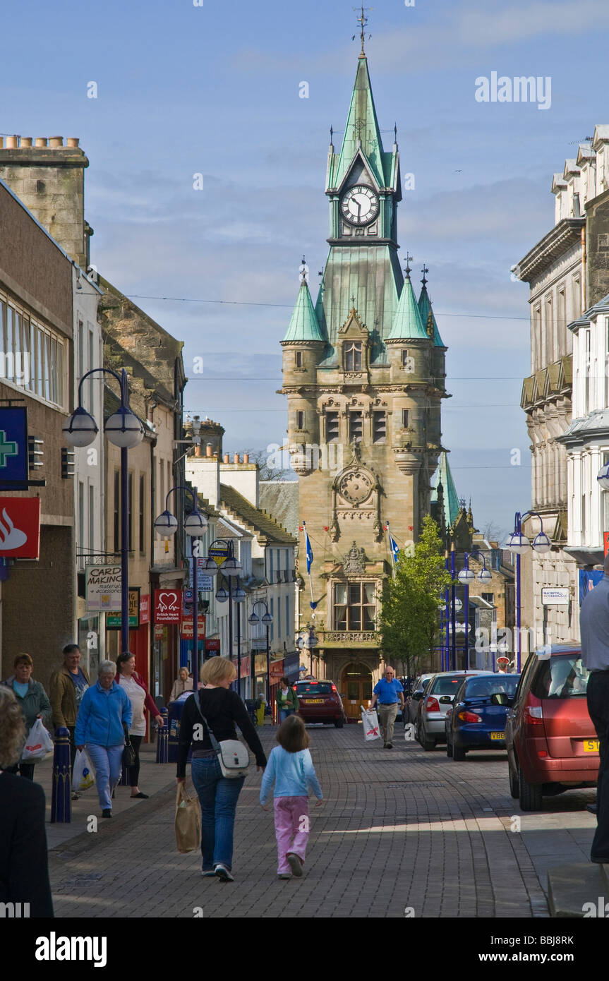 dh High Street DUNFERMLINE FIFE Scottish Old Town Hall Uhr Turm und Menschen im zentrum schottlands zu Fuß durch die belebten Hauptstraßen Mutter Kind Fußgänger Stockfoto