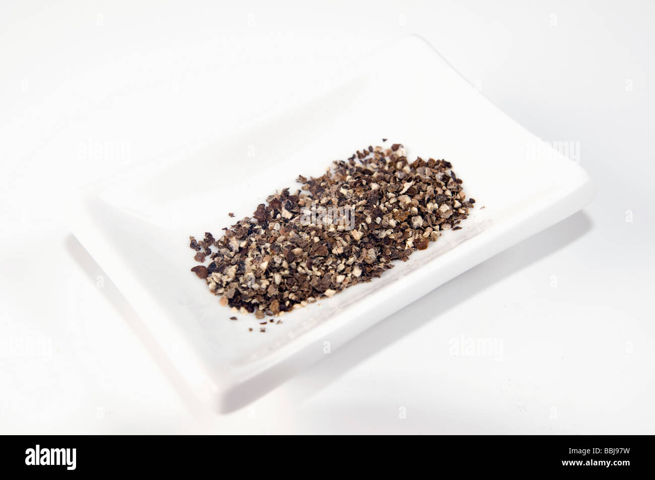 Ausschnitt des frisch Boden schwarzer Pfeffer Piper Nigrum auf weißem Hintergrund Stockfoto