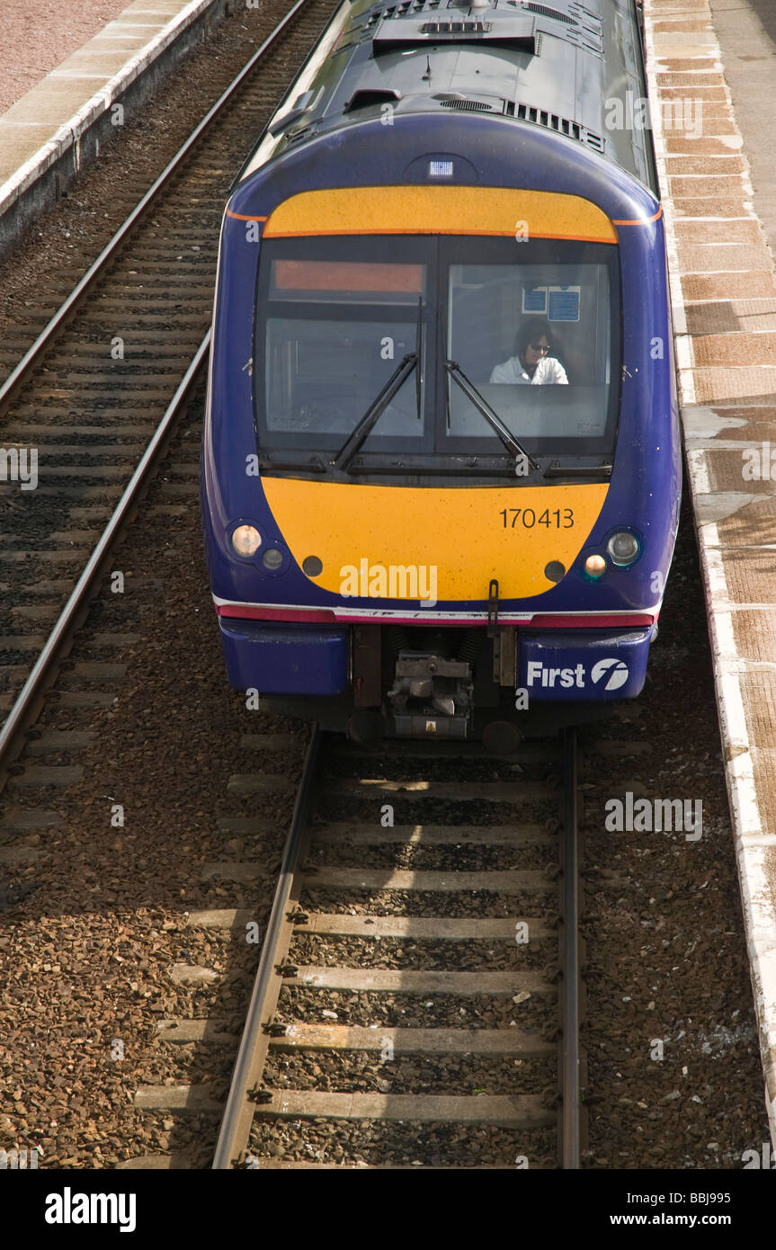 dh First Scotrail Class 170 TRAIN UK Bombardier Turbostar dmu 170413 Woman train driver Scotland british Rail Diesel trains Front female Stockfoto