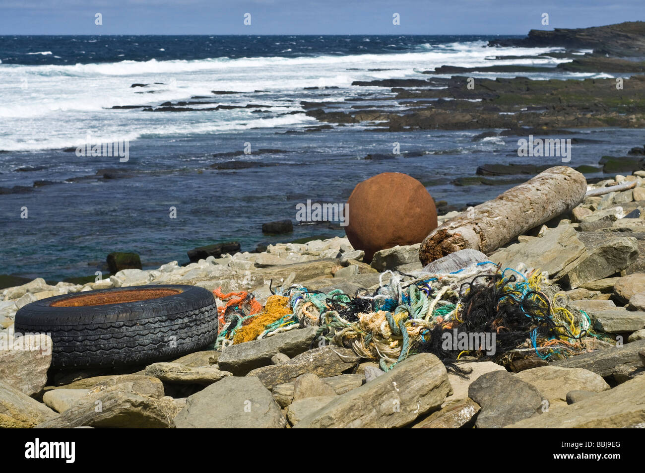 dh Bay of Ryasgeo NORTH RONALDSAY ORKNEY UK Debris flotsam gewaschen am Strand Müll schottland Insel Müll Jetsam Meeresmüll an Land Stockfoto