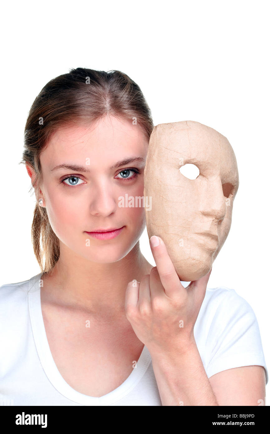 Junge Frau mit einer Maske vor ihr Gesicht auf einem weißen Hintergrund isoliert Stockfoto