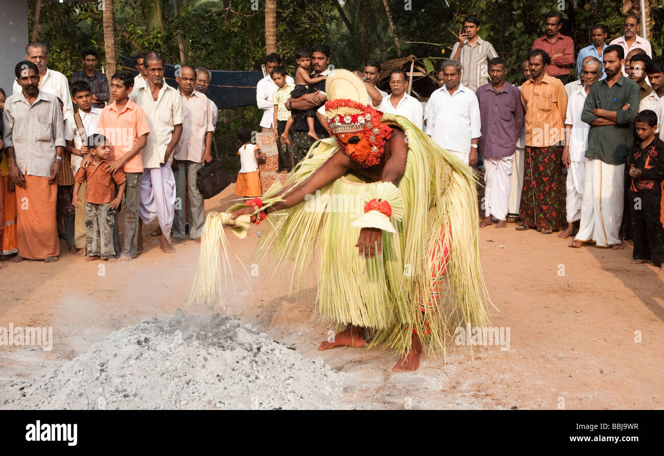 Mann verkleidet als alte Feuer Gottheit oder Gott an ein Theyyam Feier Kannur Kerala Indien Stockfoto