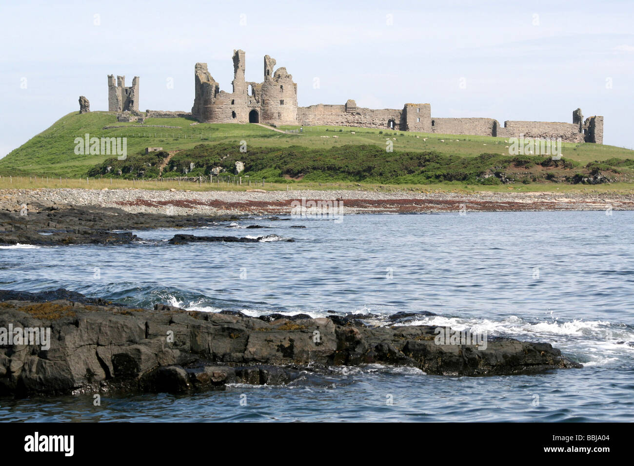 Dunstanburgh Castle National Trust Anwesen nahe dem Dorf Craster, Northumberland, UK Stockfoto