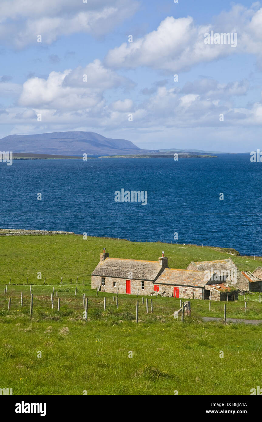 dh Hoxa SOUTH RONALDSAY ORKNEY Croft Hütte mit Blick auf Scapa Flow Stockfoto