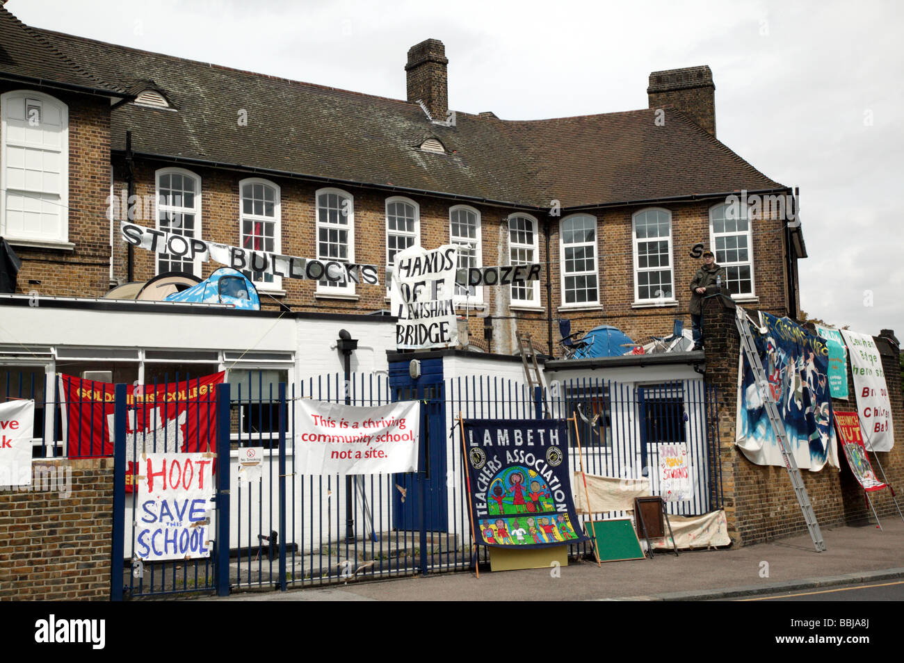 Banner gegen den Abriss der Lewisham Brücke Primary School bei einem Dach Protest und die Besetzung der Schule Stockfoto