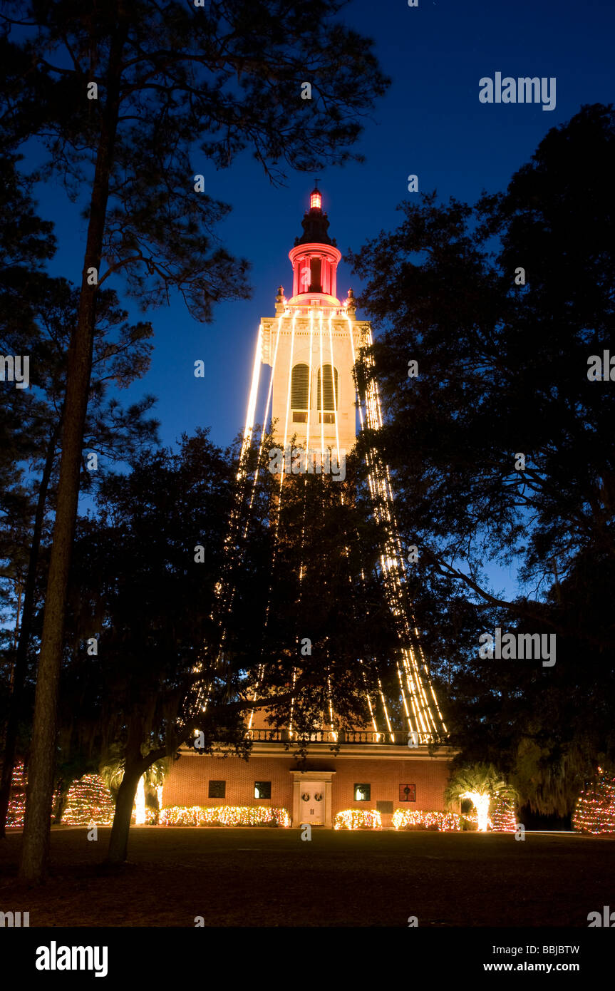 Carillon Turm geschmückt in Weihnachtslichter an Stephen Foster Folk Kultur Center State Park White Springs Florida Stockfoto