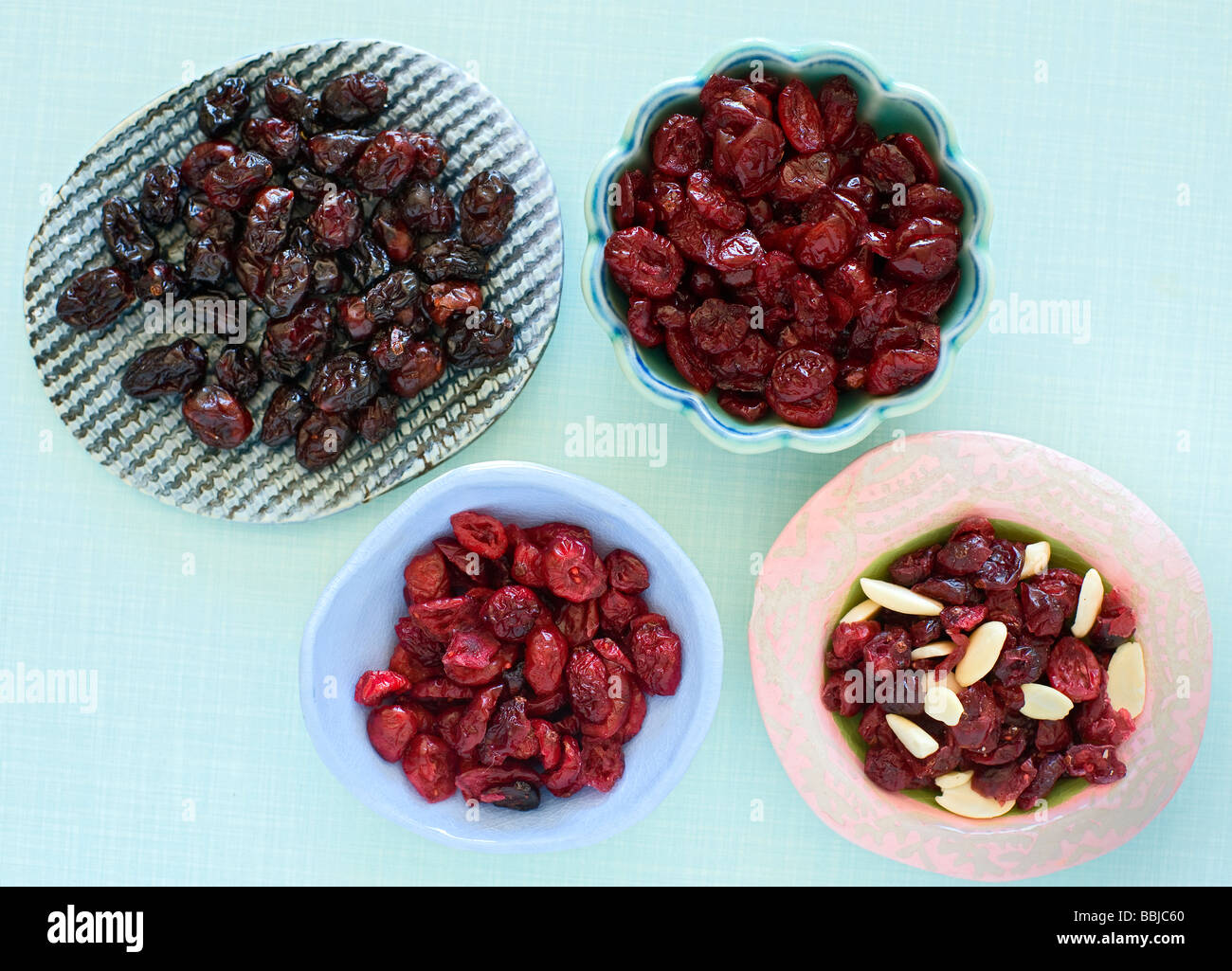 verschiedene trockene Cranberries in kleine Keramikschalen Stockfoto