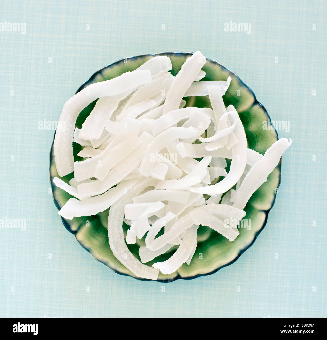 trockenen Kokosflocken auf eine Keramikplatte Stockfoto