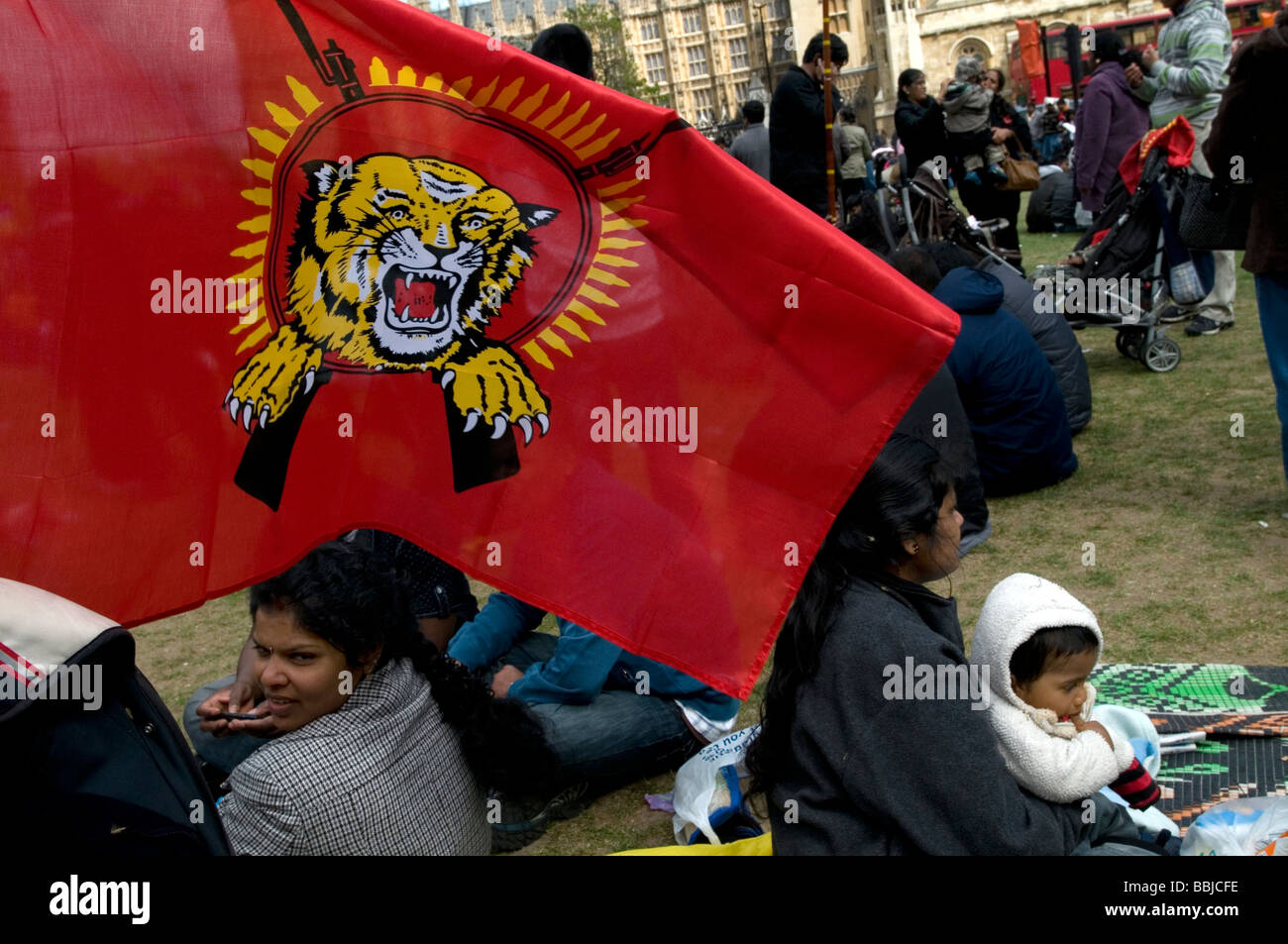 Tamilen demonstrieren am Tag der Sri-lankischen Regierung verkündet es hatte besiegt die Tamil Tigers und ihr Anführer getötet Stockfoto
