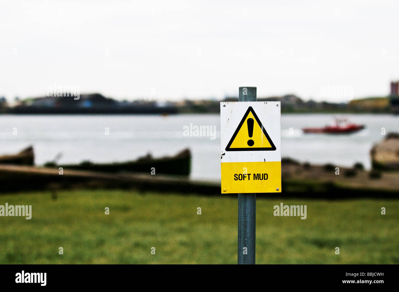 Ein Warnsignal auf dem Vorland der Themse. Stockfoto