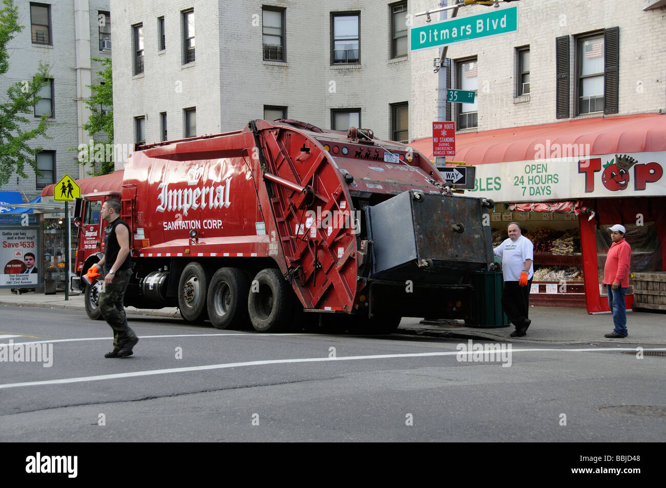 Gewerbliche Abfälle Sammlung Müllwagen auf Ditmars Boulevard Astoria New York USA Stockfoto