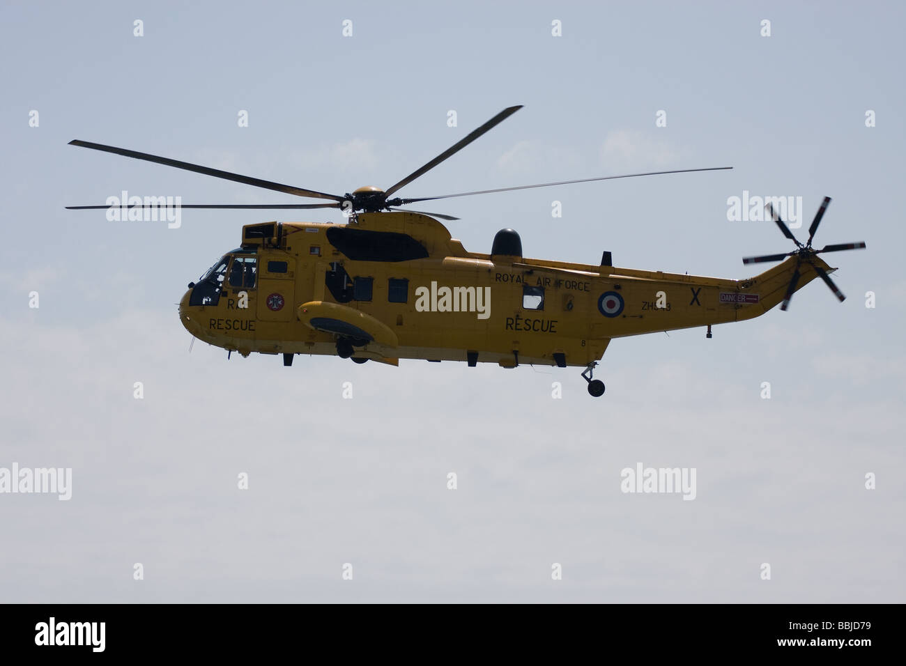 RAF gelbe Suche Rettungshelikopter fliegen klingen Southend Airshow England uk Europa Stockfoto