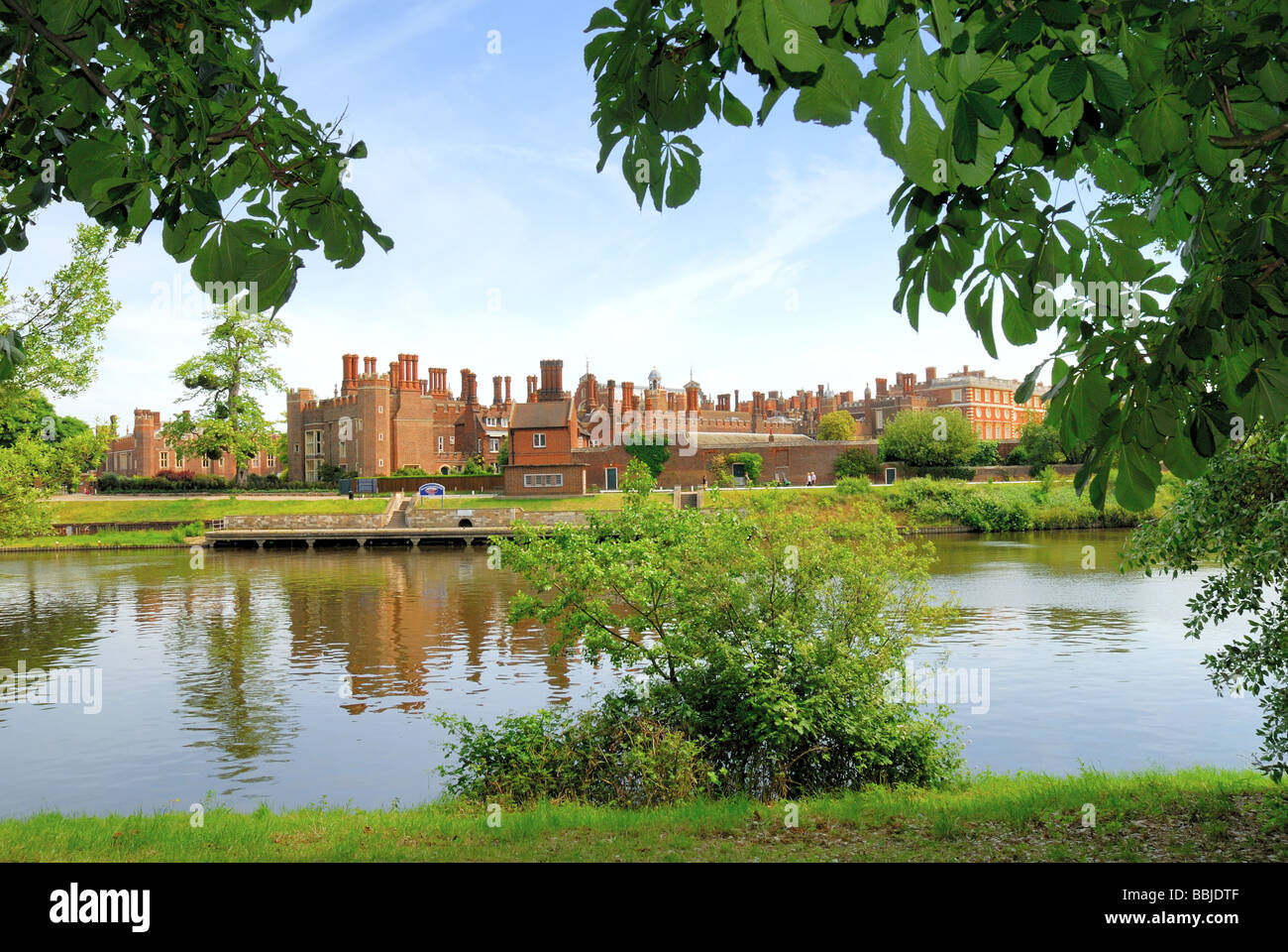 Hampton Court Palace mit Themse im Vordergrund Stockfoto