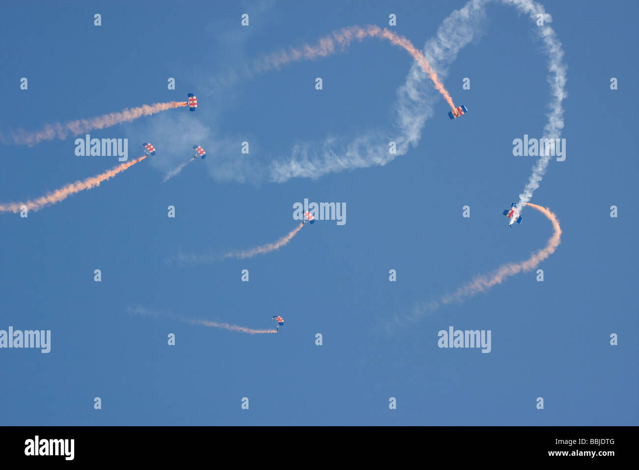 Die Fallschirm-Regiment Freifall TeamDie Red Devils Fallschirmspringen Display Team Southend Air show Essex England uk Europa Stockfoto