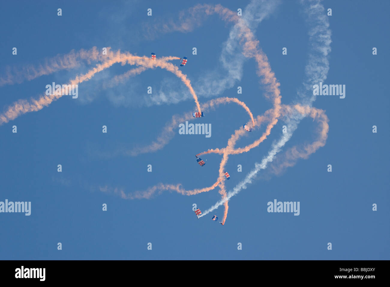 Die Fallschirm-Regiment Freifall TeamDie Red Devils Fallschirmspringen Display Team Southend Air show Essex England uk Europa Stockfoto