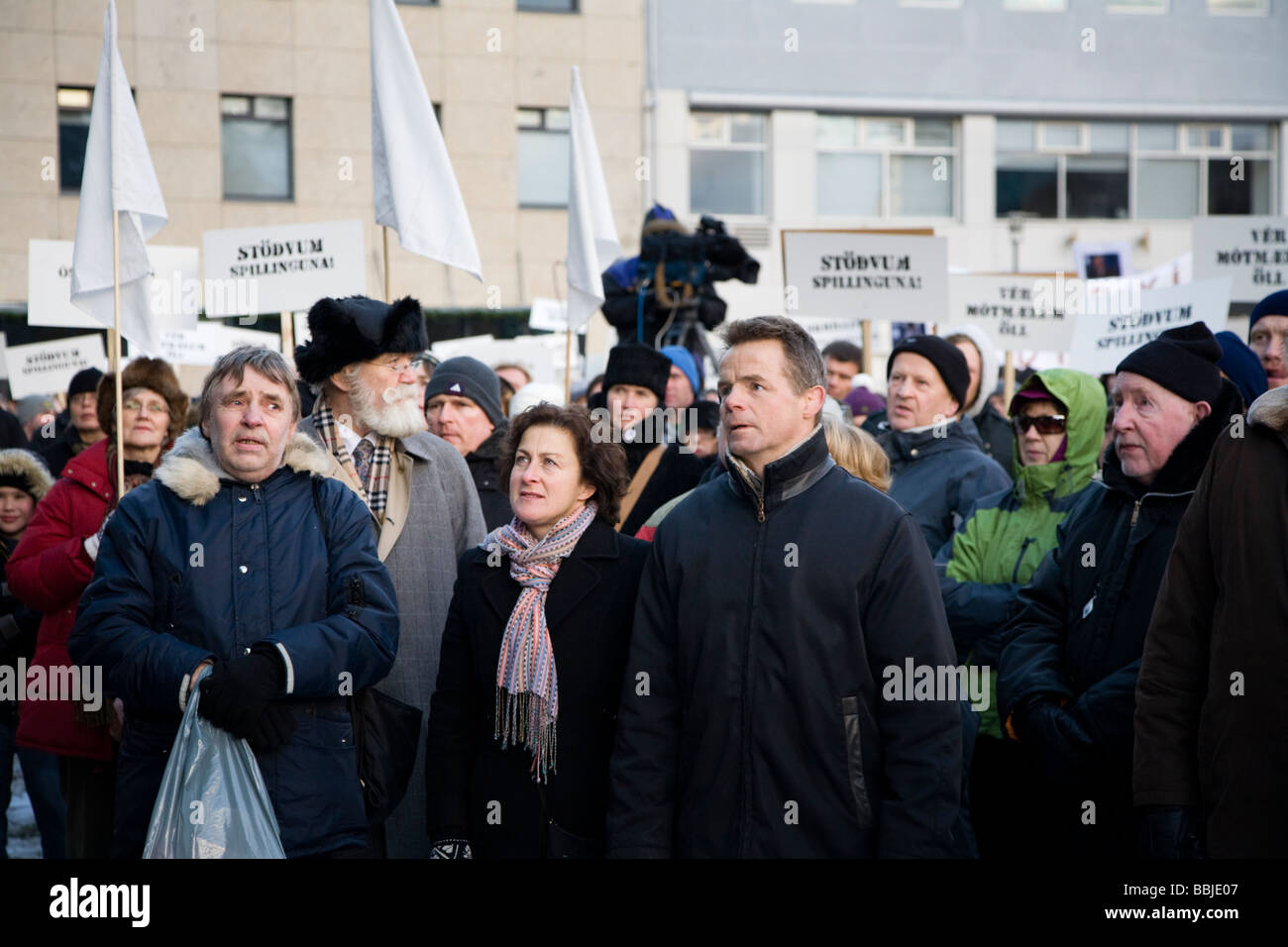 Demonstranten vor Althing, dem isländischen Parlament, am Austurvöllur.  Die Innenstadt von Reykjavik Island Stockfoto