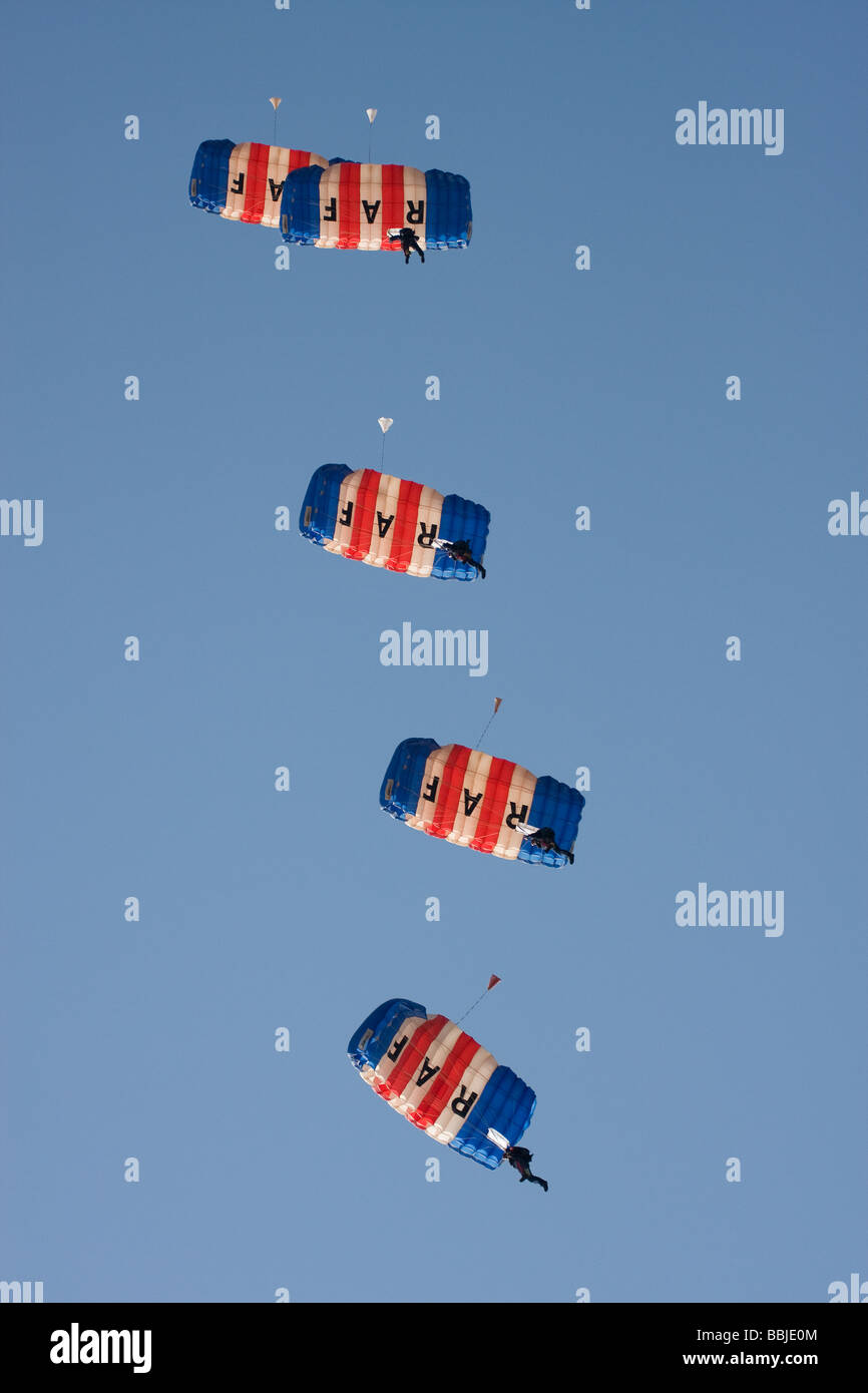 Die Fallschirm-Regiment Freifall TeamDie Red Devils Fallschirmspringen Display Team Southend Air show Essex England uk Europa Stockfoto