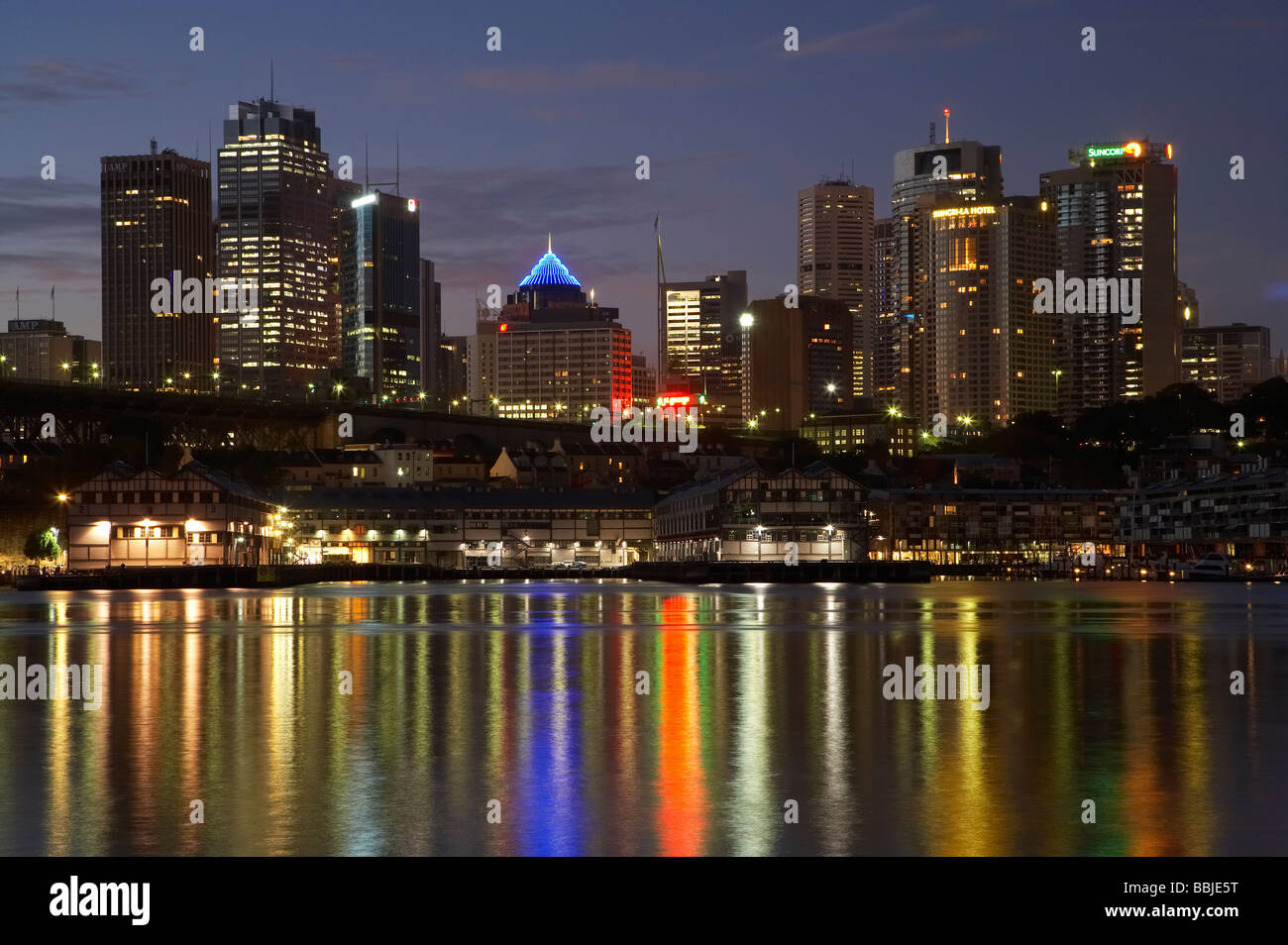 Sydney CBD spiegelt sich in Sydney Harbour Sydney New South Wales Australien Stockfoto