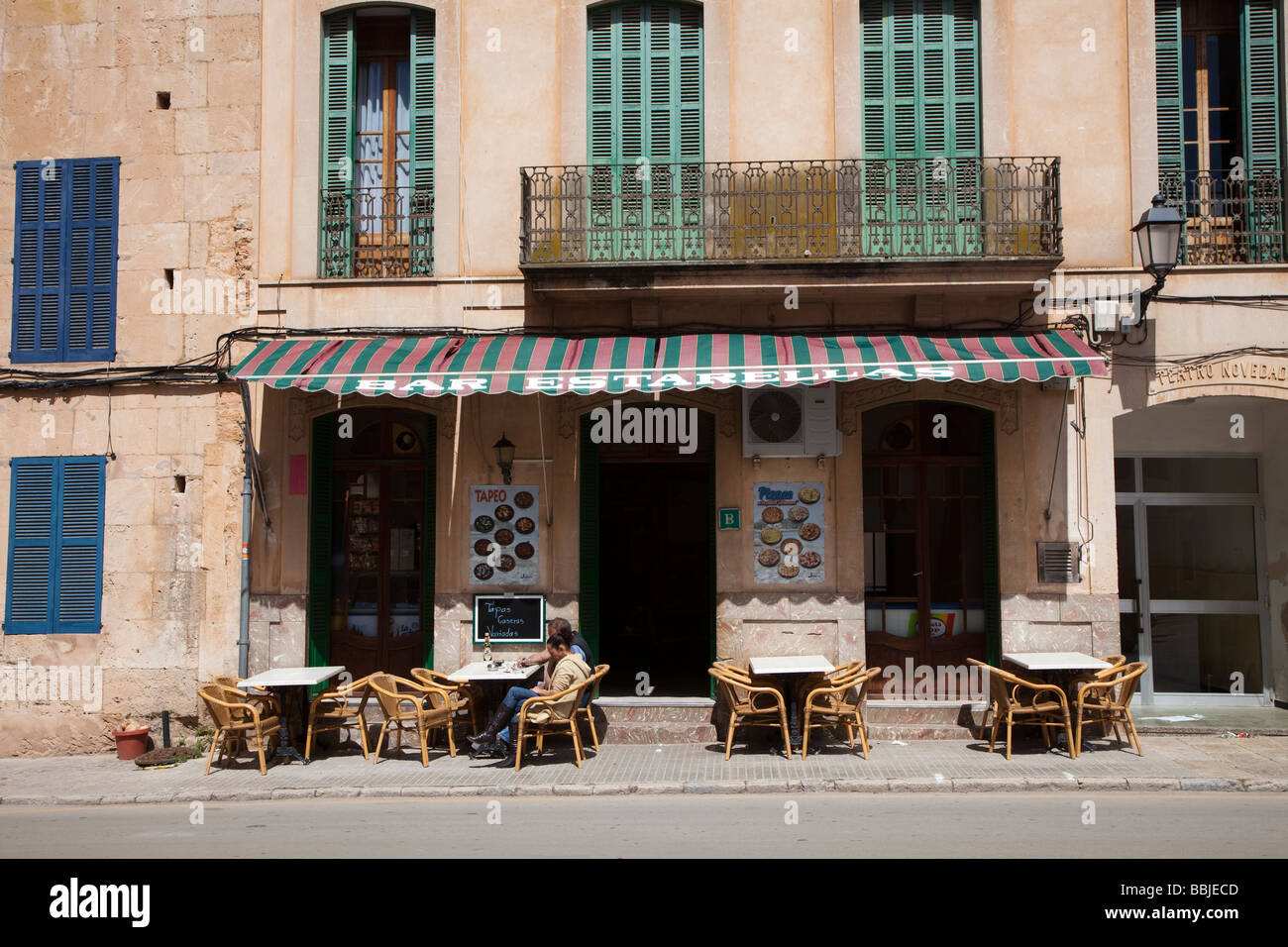 Menschen am Bürgersteig Tische im Restaurant in Ses Salines Mallorca Spanien Stockfoto