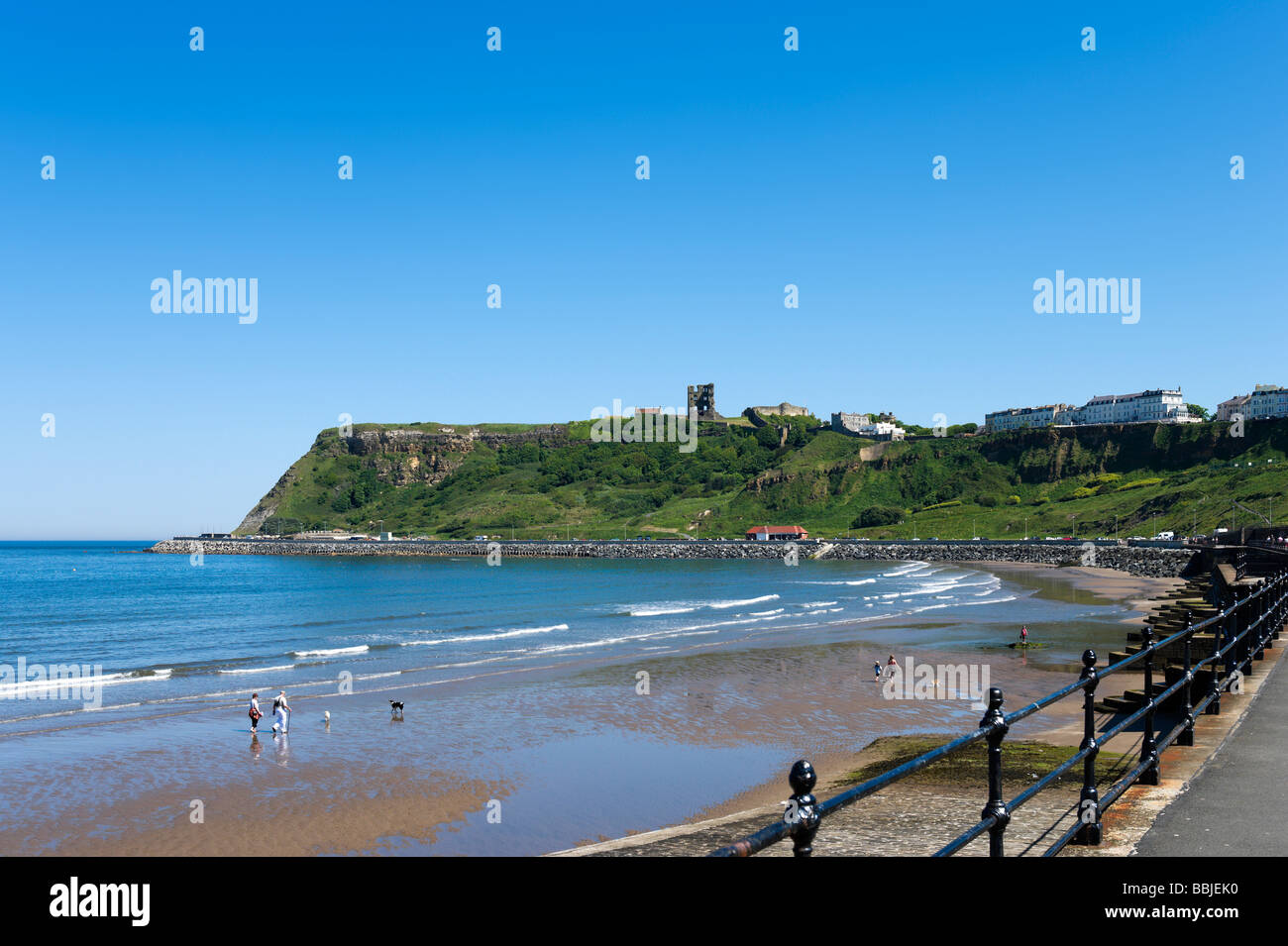North Bay Strand mit dem Schloss an der Ostküste von Entfernung, Scarborough, North Yorkshire, England Stockfoto