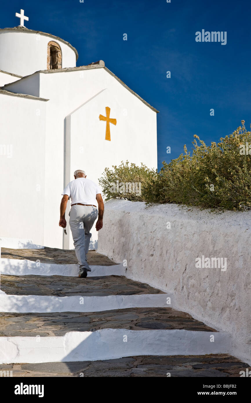 Griechischer Mann Treppenstufen in Richtung Kirche Skopelos Insel der Sporaden griechische Inseln Griechenland Stockfoto