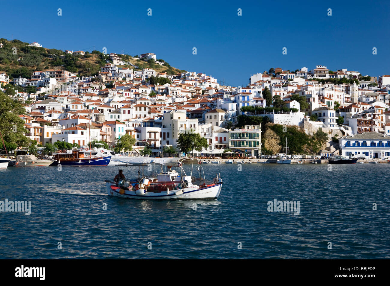 Ein Fischerboot verlässt Skopelos Hafen die Sporaden griechische Inseln Griechenlands Stockfoto