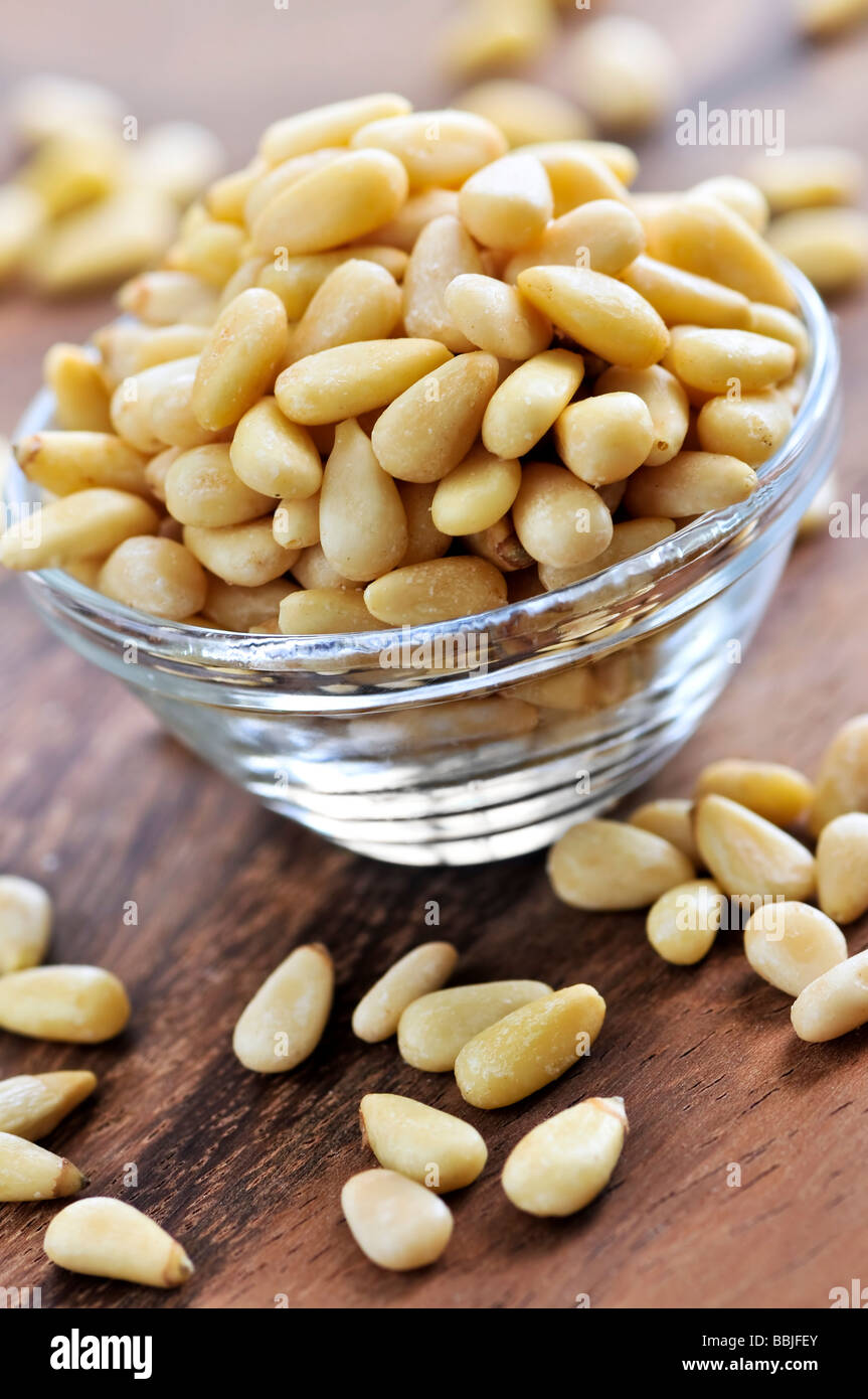 Glasschale mit großen Haufen Pinienkerne Stockfoto