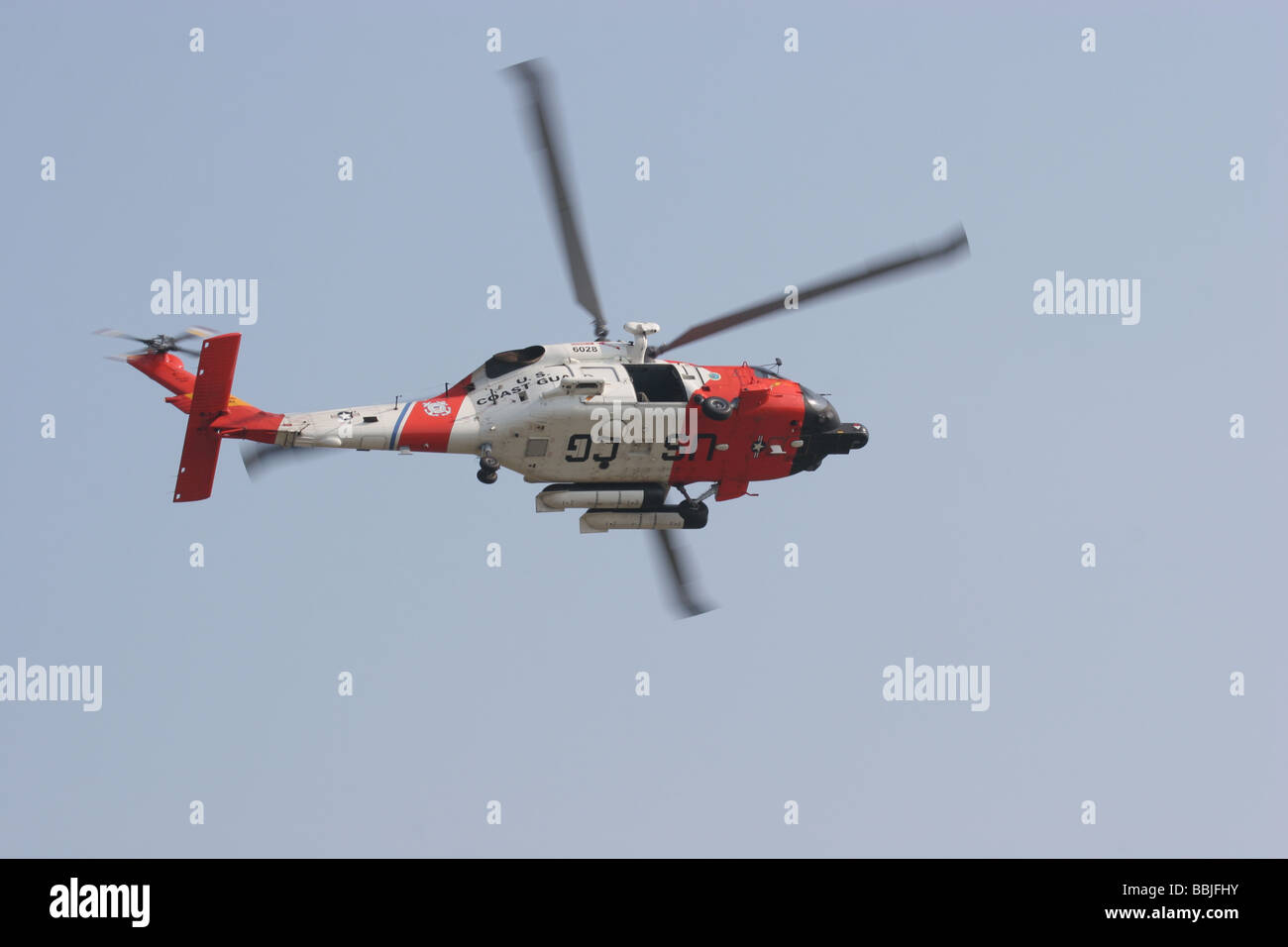 United States Coast Guard Jayhawk Helikopter fliegt overhead im Air Station Cape Cod in Falmouth, Massachusetts Stockfoto