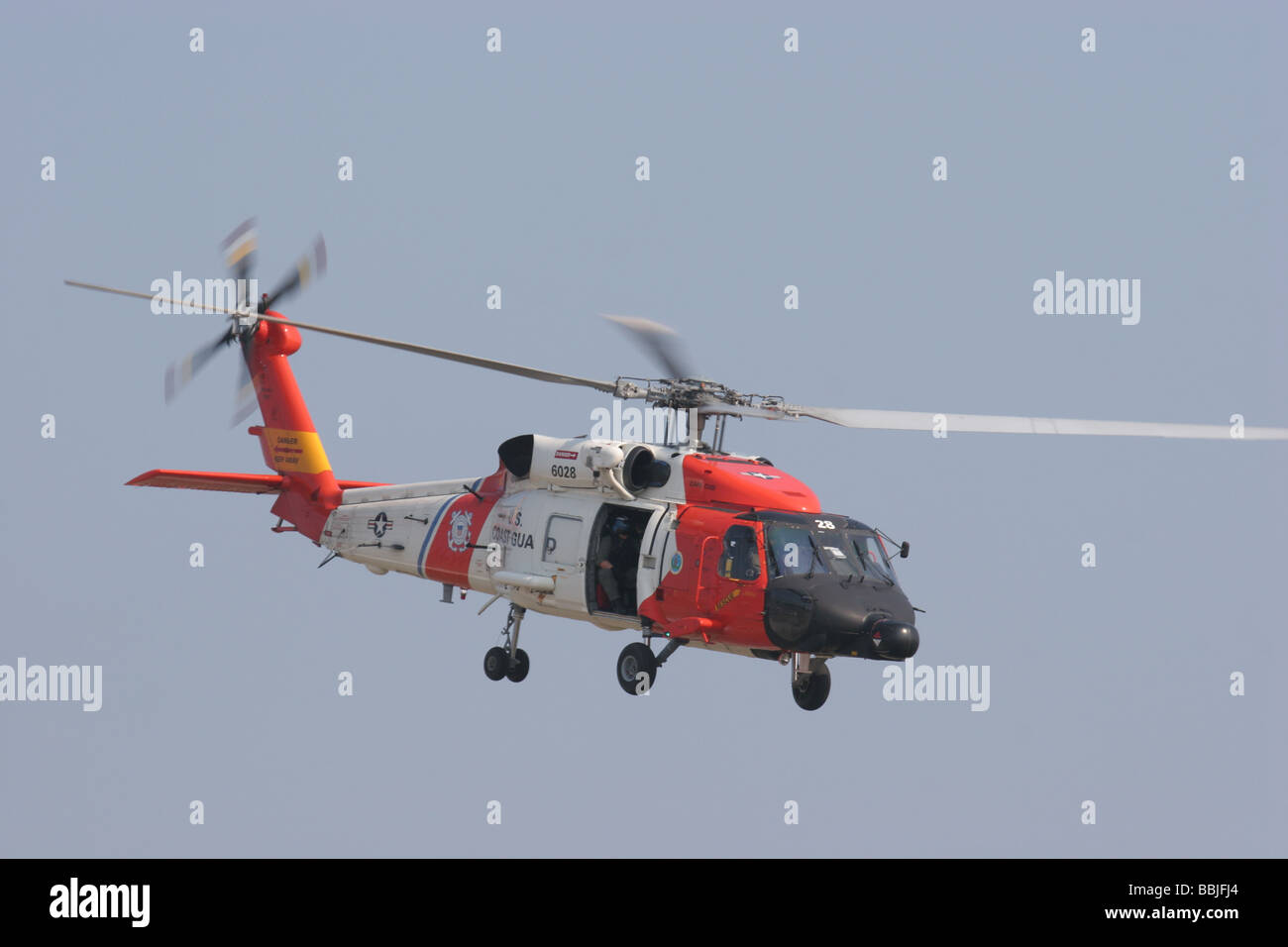 United States Coast Guard Jayhawk Helikopter fliegt overhead im Air Station Cape Cod in Falmouth, Massachusetts Stockfoto