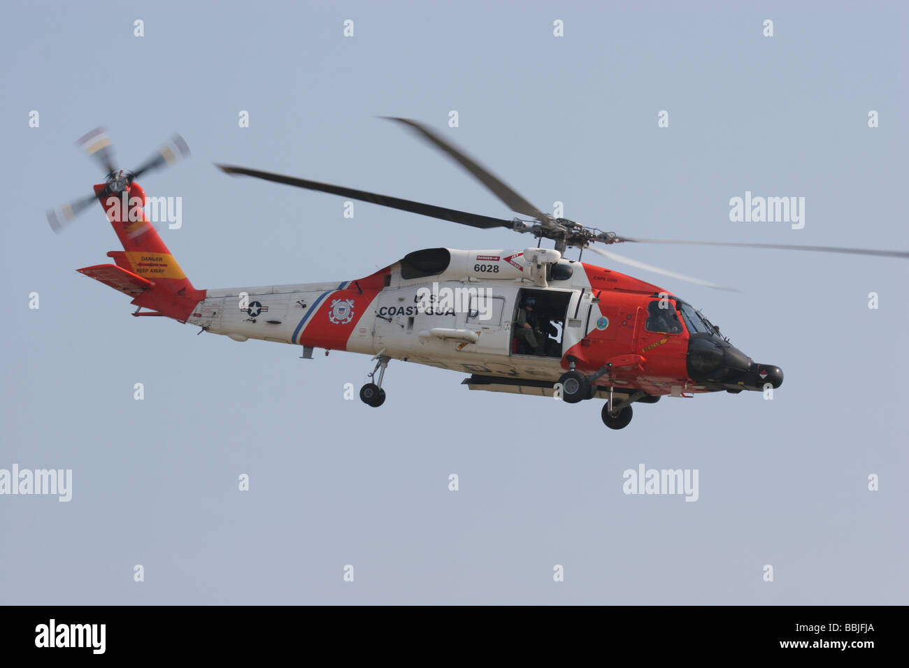 United States Coast Guard Jayhawk Helikopter fliegt overhead im Air Station Cape Cod in Falmouth, Massachusetts Stockfoto