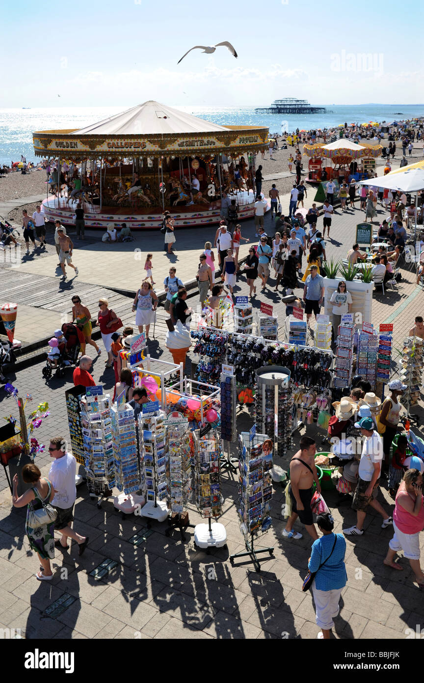 Massen auf Brighton Strand und Strandpromenade UK Stockfoto