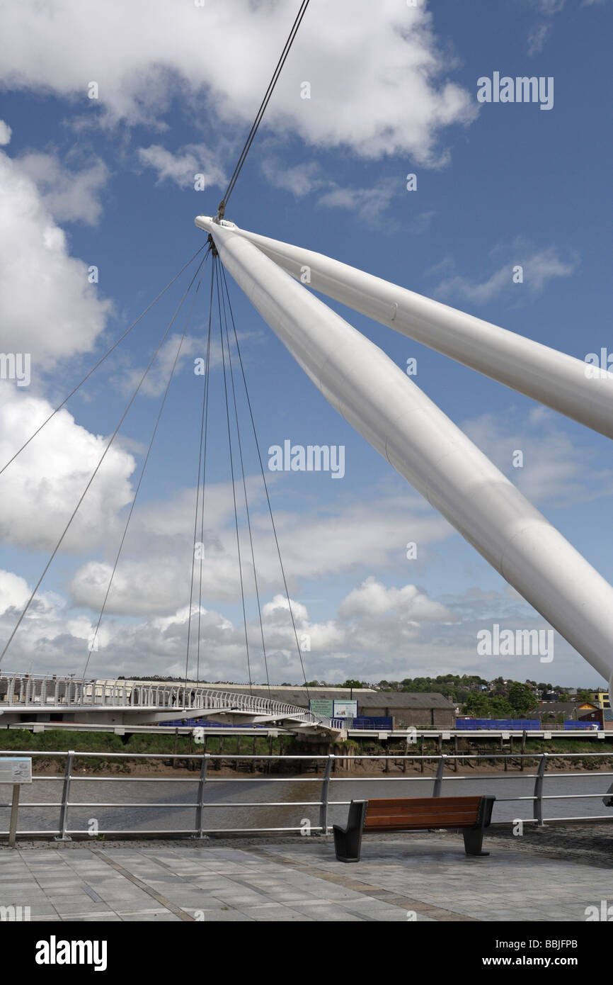 Newport City Fußgängerbrücke über den Fluss Usk. Wales Stockfoto