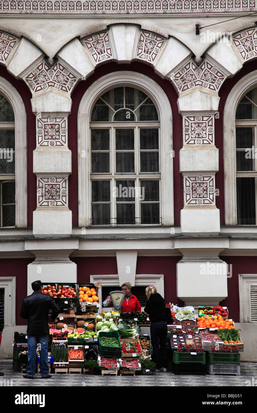Tschechische Republik Prag Obst Anbieter Straßenszene Stockfoto