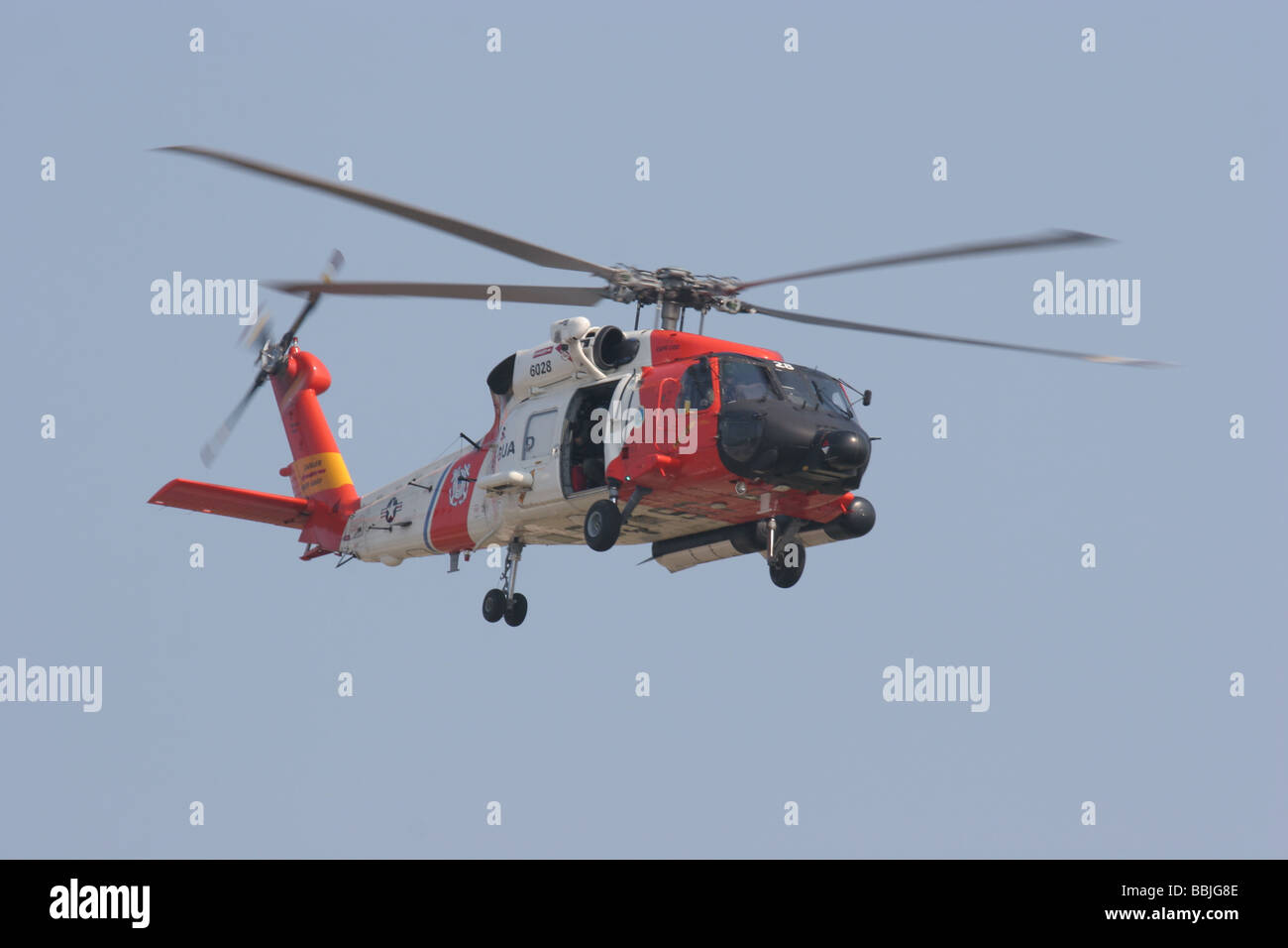 United States Coast Guard Jayhawk Helikopter fliegt overhead im Air Station Cape Cod in Falmouth, Massachusetts Stockfoto