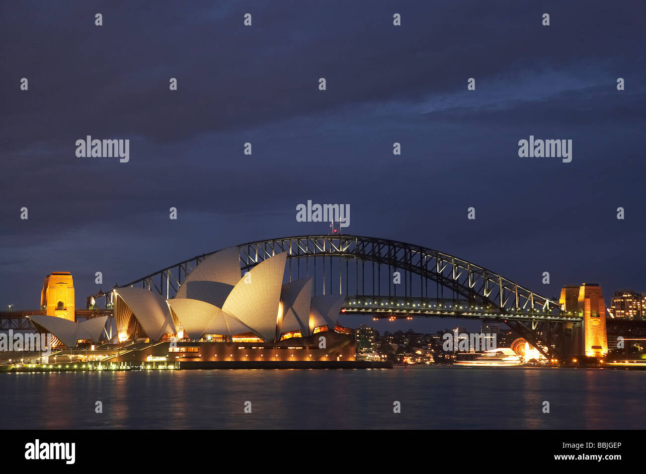 Sydney Opera House und Sydney Harbour Bridge in Sydney, New South Wales Australien Dämmerung Stockfoto