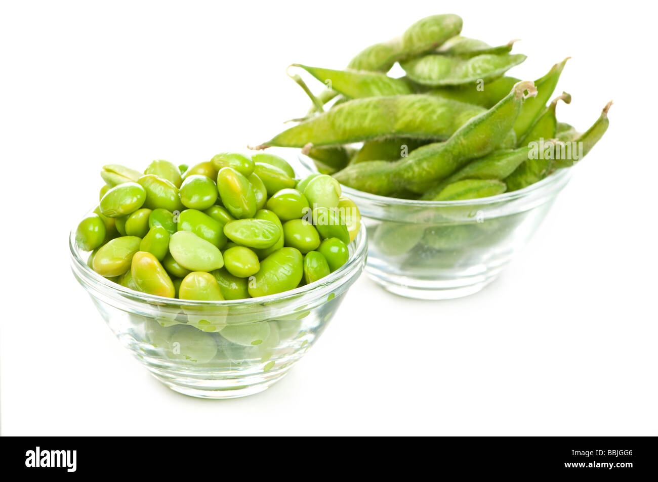 Edamame Sojabohnen geschält und mit Hülsen in Schalen Stockfoto