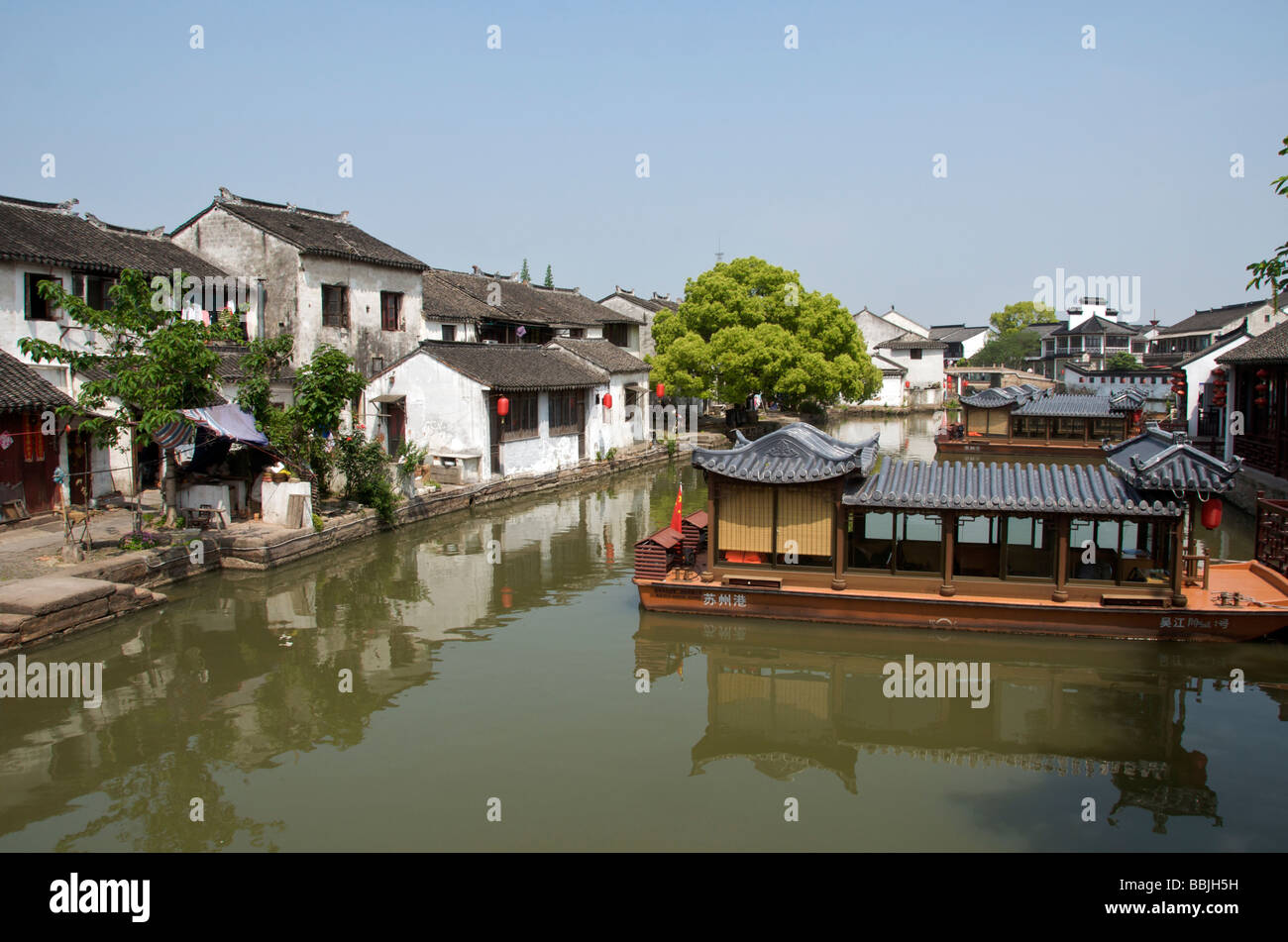 Kanal mit touristischen Barge in die alte Wasserstadt Tongli Jiansu China Stockfoto