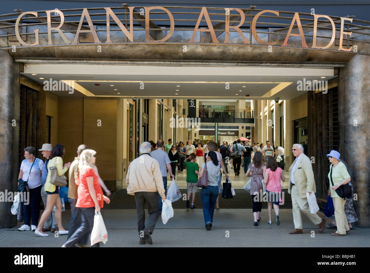 Massen der Käufer an einem sonnigen Tag, Eintritt in die Grand Arcade Shopping Mall, Cambridge, UK Stockfoto