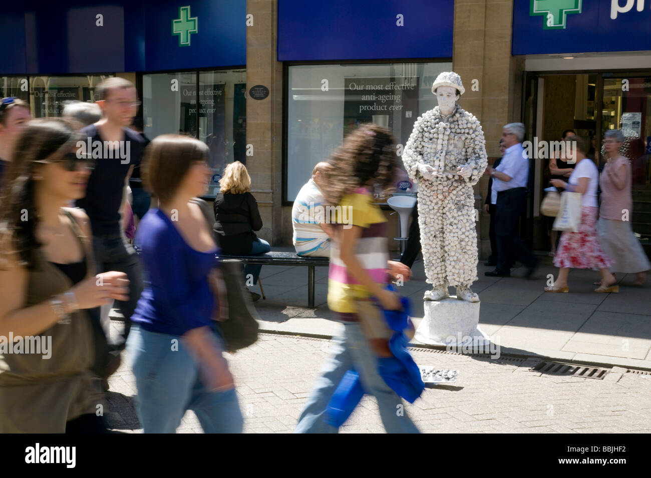 Eine Straße Entertainer wird ignoriert von den Leuten auf Sidney Street, Cambridge UK Stockfoto