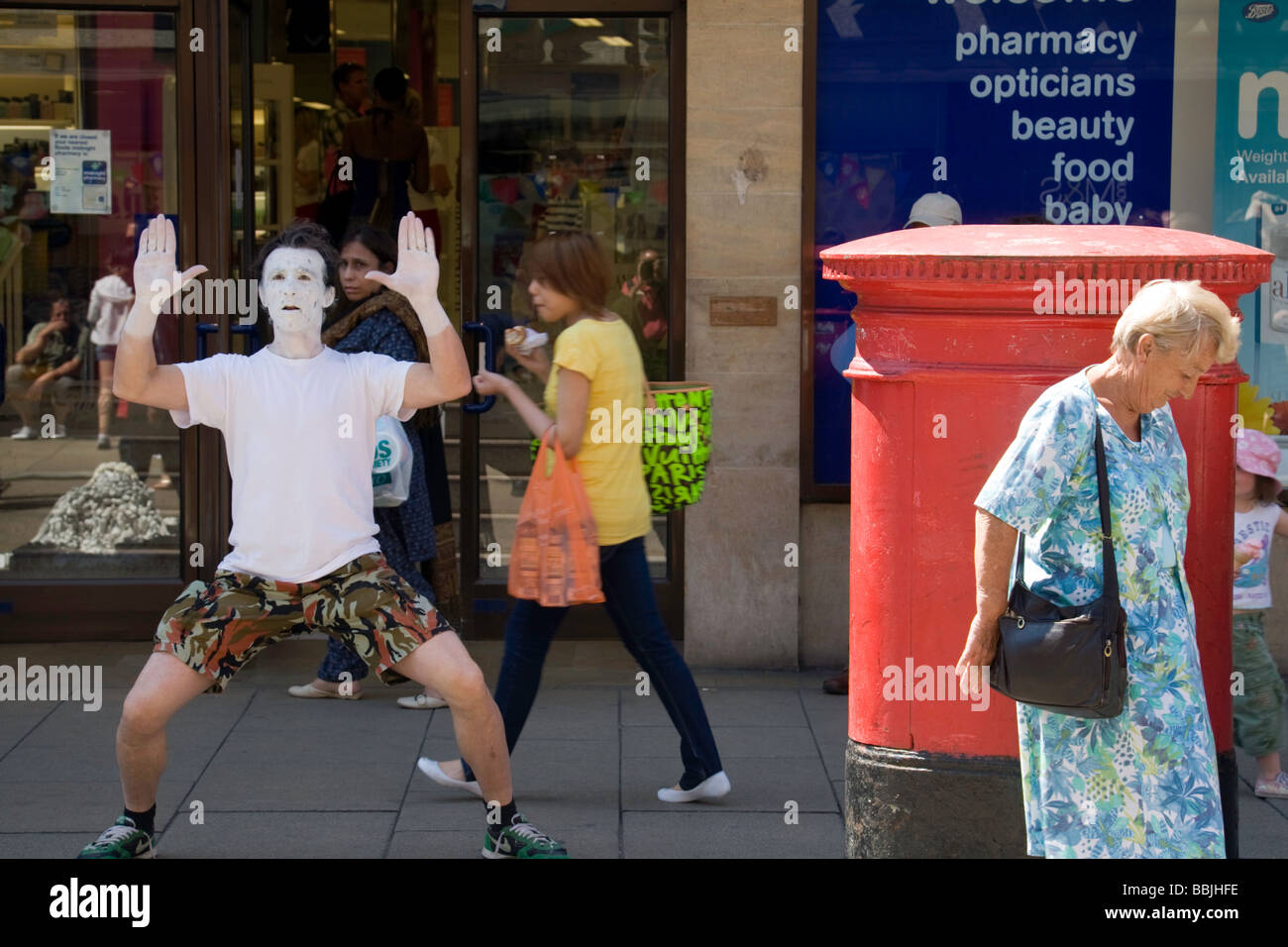 Ein Pantomime ignoriert auf Sidney Street, Cambridge, UK Stockfoto