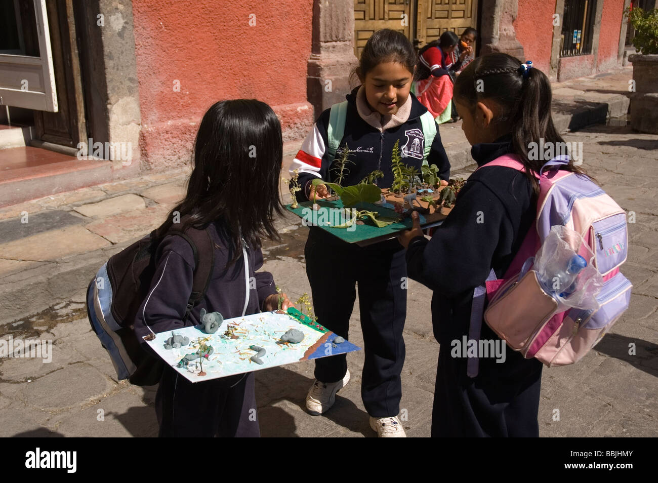 Elk187 4569 Mexiko San Miguel de Allende Schulmädchen mit Rucksäcken Schulprojekte Stockfoto