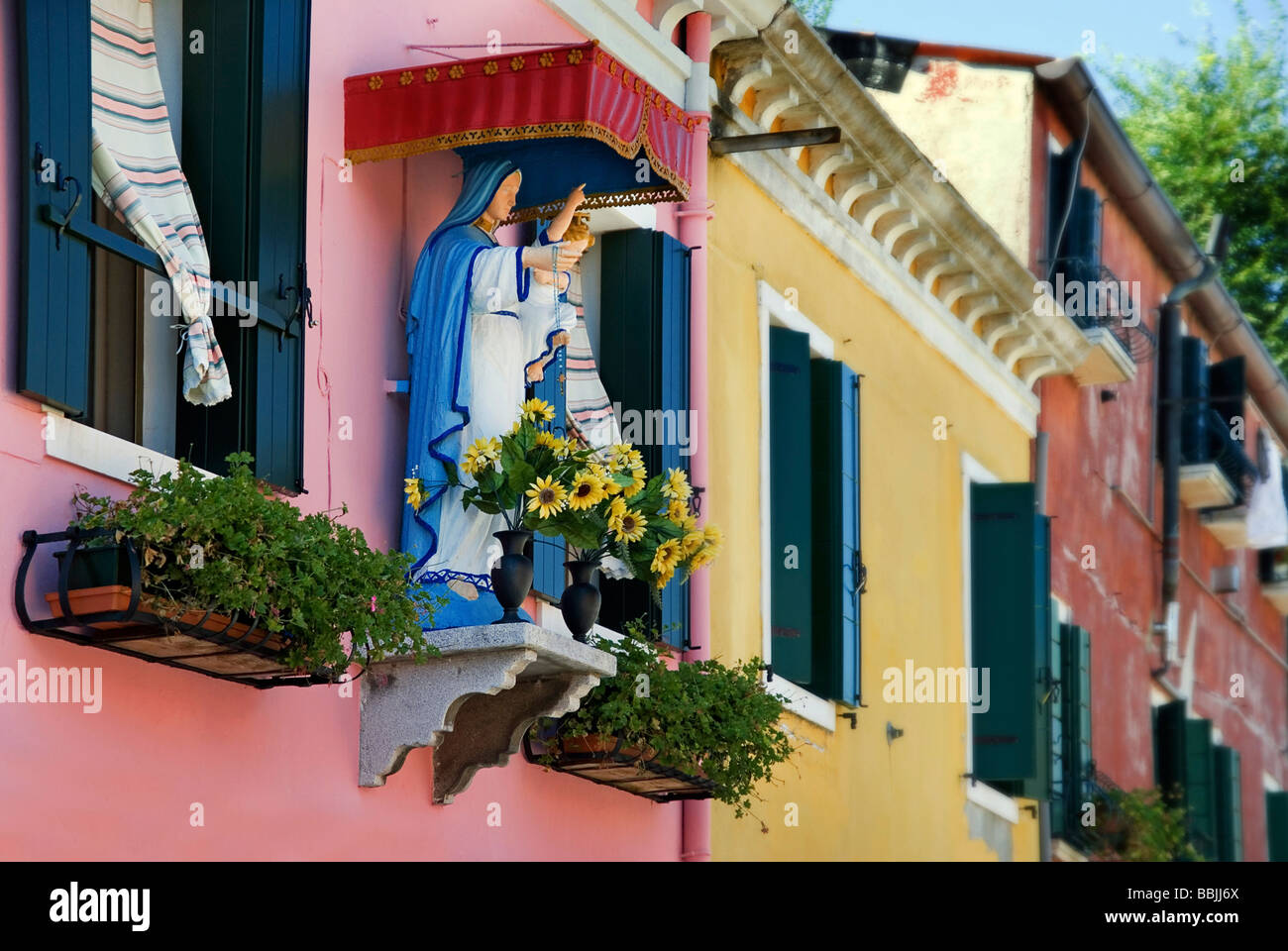 Madonna-Figur in den bunt bemalten Häusern von Burano, Venedig, Italien, Europa Stockfoto