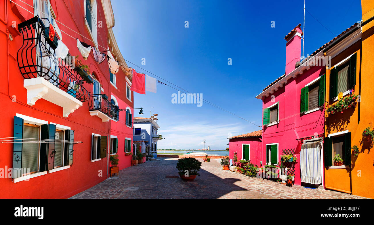 Blick auf die Stadt und die bunt bemalten Häuser von Burano, Venedig, Italien, Europa Stockfoto